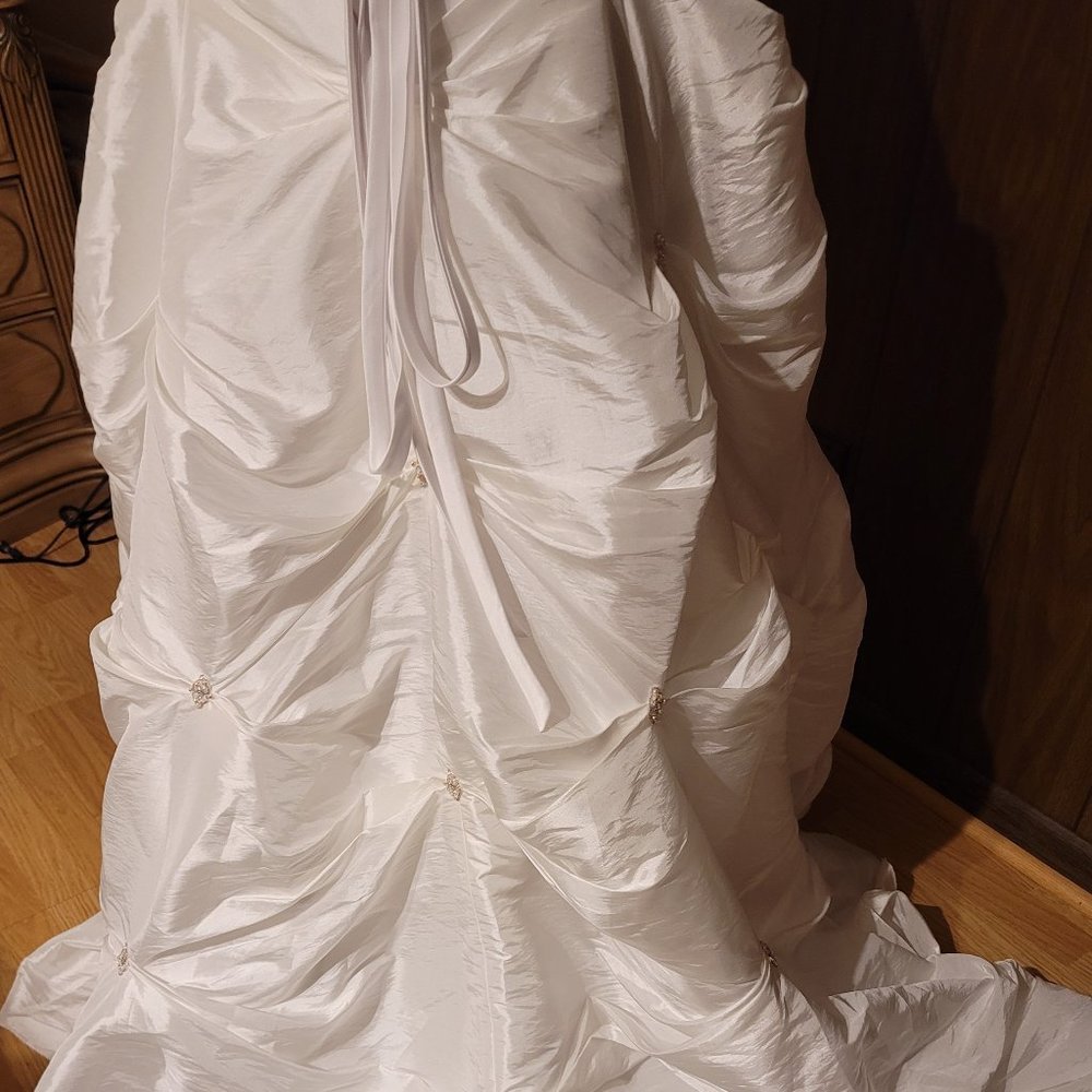 Wedding Dress Maggie Sottero Size 8 - Picture 3 of 16